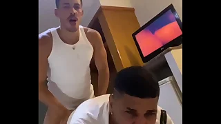 A FAMÍLIA NA SALA. FOMOS FUDER NO QUARTO.