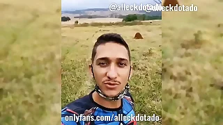 Novinho mostra que têm volumão é super dotadão. .com/alleckdotado